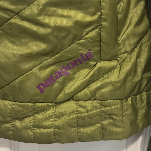 Patagonia Women's Green Puffer Jacket - Picture 2 of 7